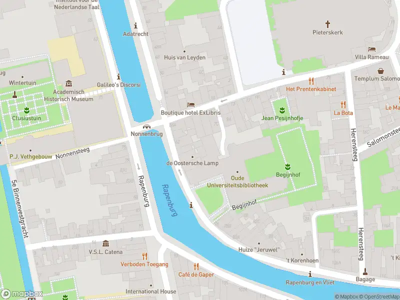 Ambulance met gepaste spoed naar de Begijnhof in Leiden