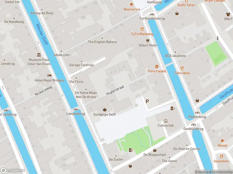 Ambulance met grote spoed naar de Huyterstraat in Delft