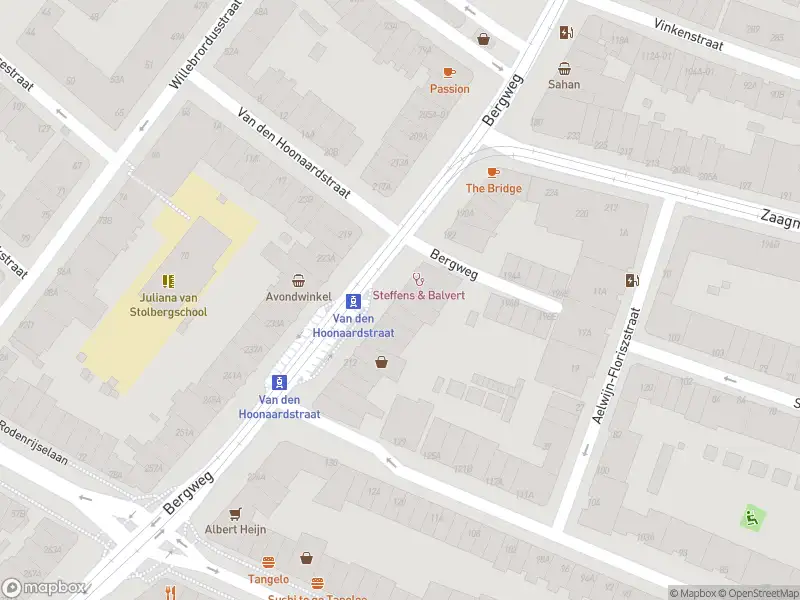 Ambulance met gepaste spoed naar de Bergweg in Rotterdam