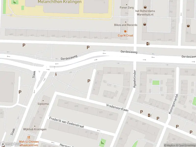 Ambulance met grote spoed naar de Vredenoordpad in Rotterdam