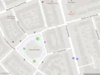 Ambulance met gepaste spoed naar de Eduard Douwes Dekkerstraat in Dordrecht