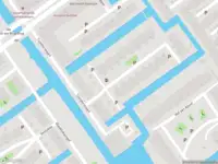 Ambulance met grote spoed naar de Kniekas in Delft