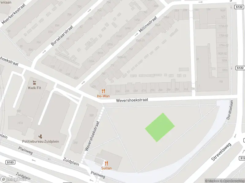 Ambulance met gepaste spoed naar de Wevershoekstraat in Rotterdam