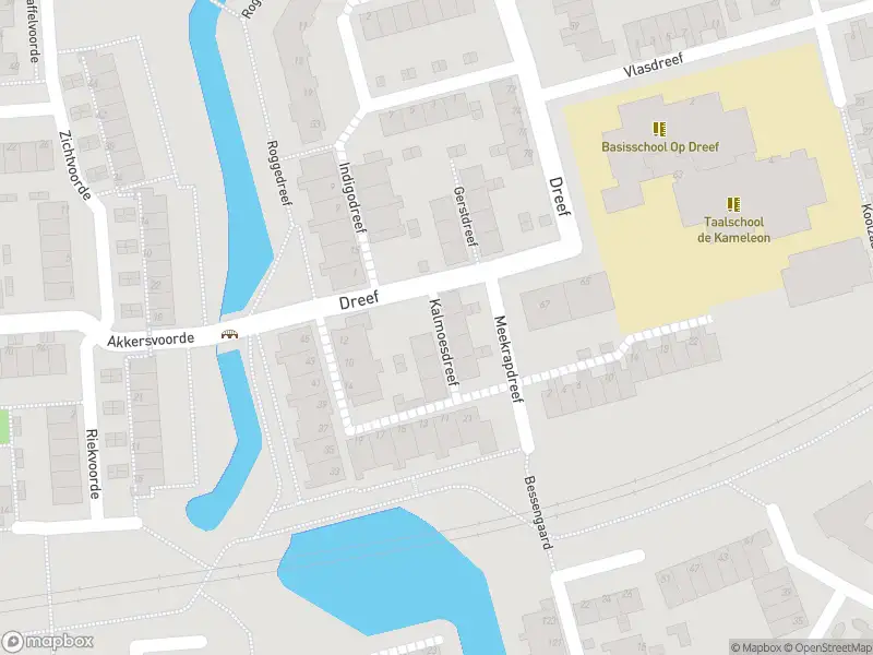 Politie naar de Kalmoesdreef in Spijkenisse vanwege personen te water