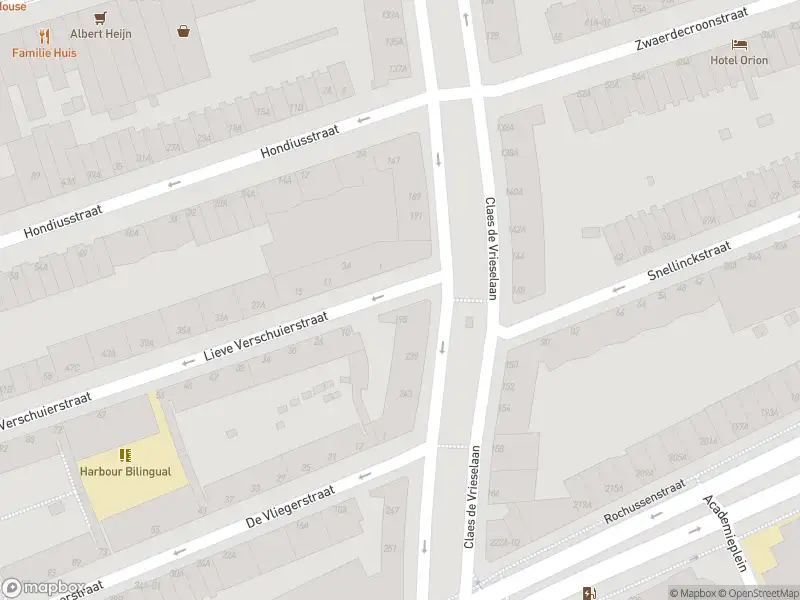 Ambulance met grote spoed naar de Claes de Vrieselaan in Rotterdam