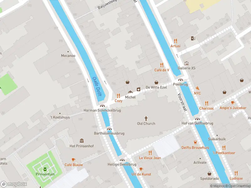 Ambulance met grote spoed naar de Oude Kerkstraat in Delft