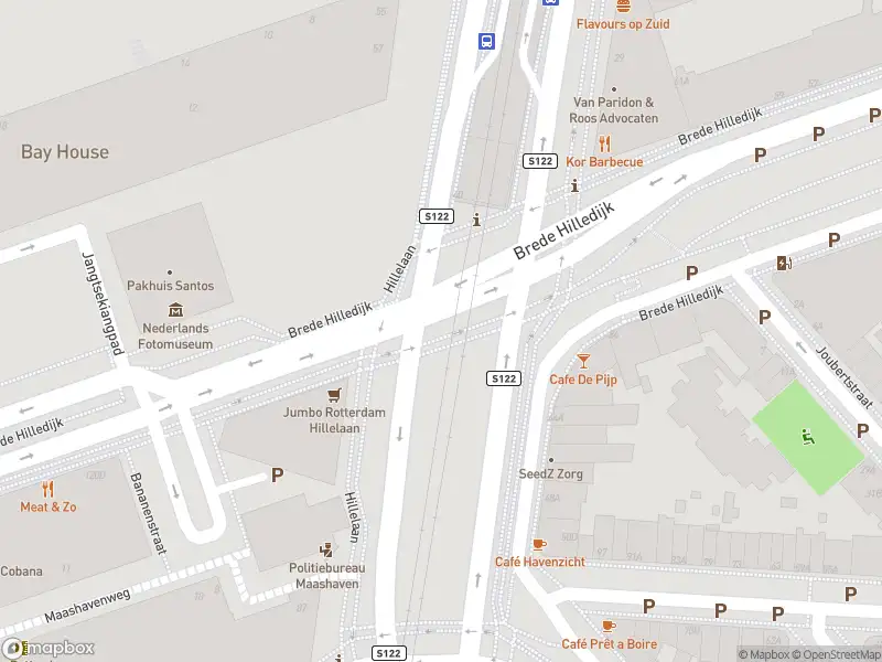 Ambulance met grote spoed naar de Hillelaan in Rotterdam