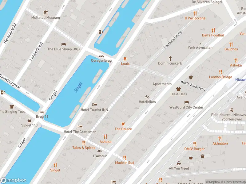 Ambulance met grote spoed naar de Oude Nieuwstraat in Amsterdam