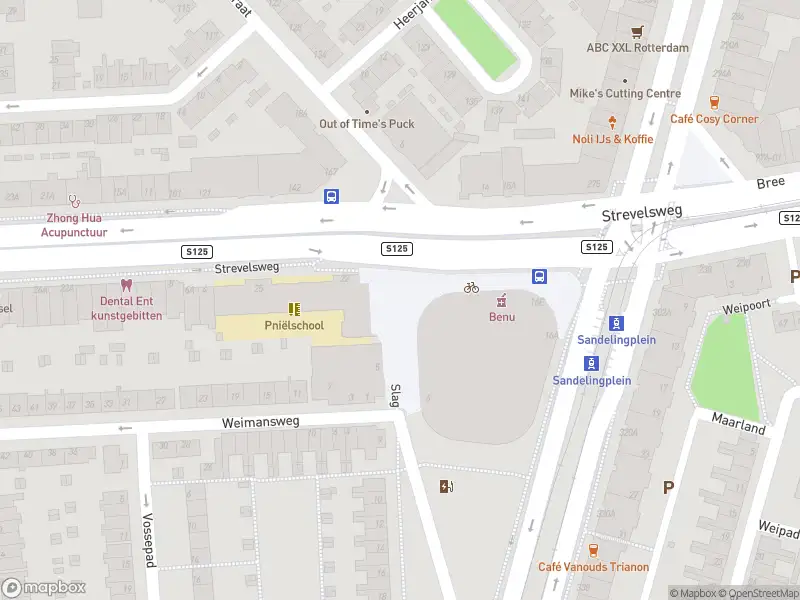 Ambulance met grote spoed naar de Sandelingplein in Rotterdam