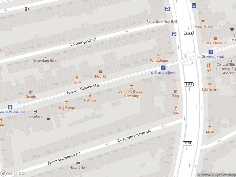 Ambulance met grote spoed naar de Nieuwe Binnenweg in Rotterdam