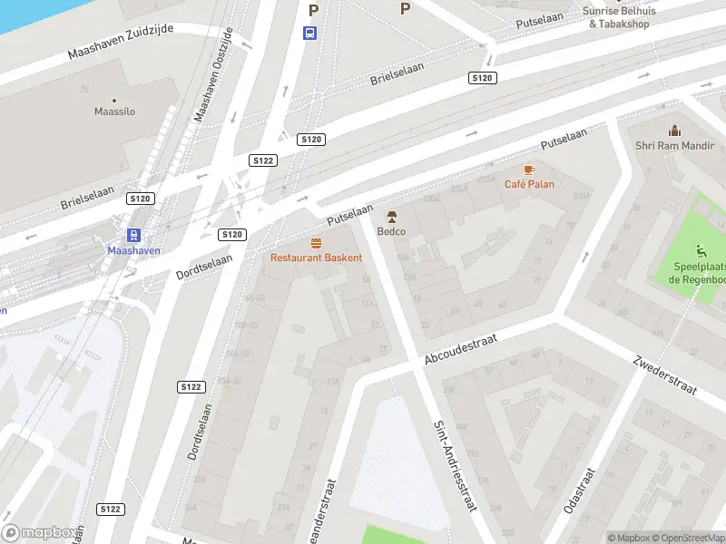 Ambulance met grote spoed naar de Sint-Andriesstraat in Rotterdam