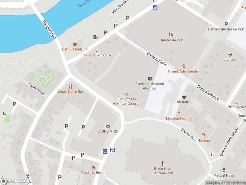 Ambulance met grote spoed naar de Gasthuisstraat in Alkmaar