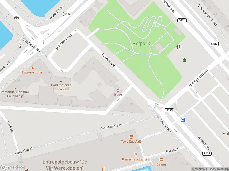 Ambulance met grote spoed naar de Rosestraat in Rotterdam