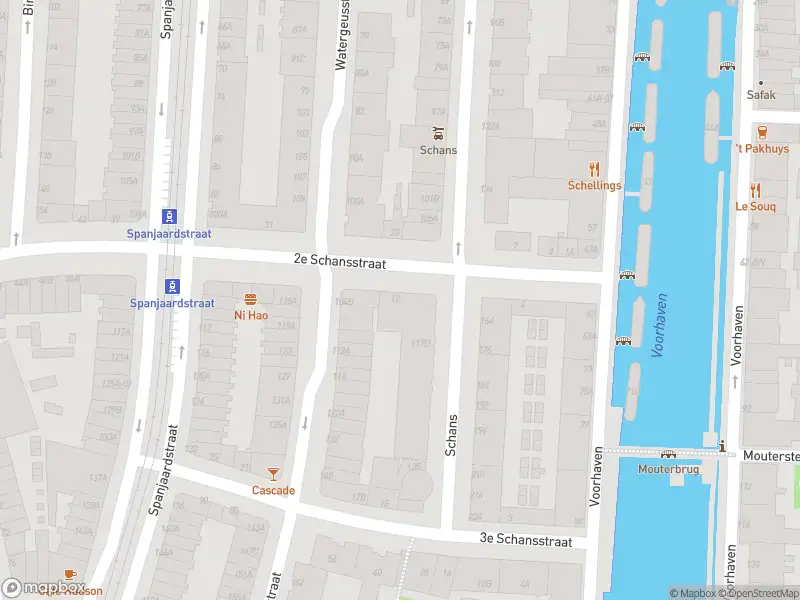 Ambulance met gepaste spoed naar de 2e Schansstraat in Rotterdam