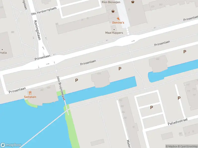 Ambulance met grote spoed naar de Prinsenlaan in Rotterdam