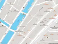 Ambulance met grote spoed naar de Oude Nieuwstraat in Amsterdam