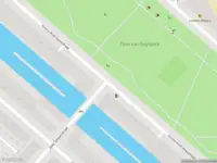 Ambulance met gepaste spoed naar de Eva Besnyöstraat in Amsterdam