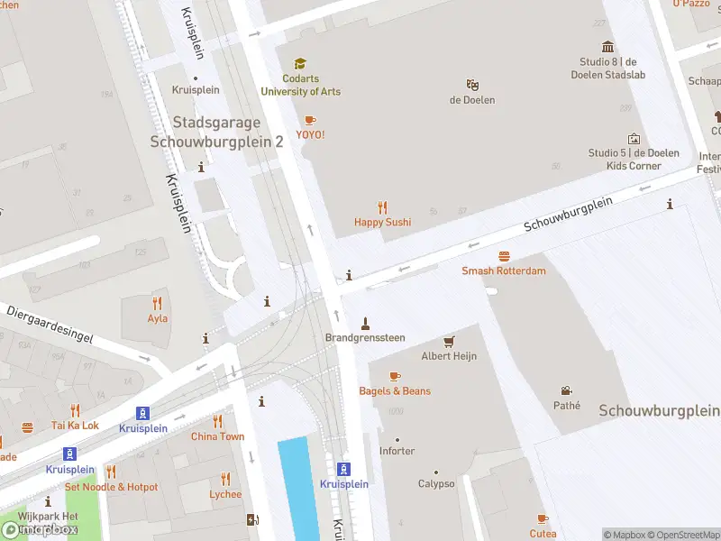 Ambulance met grote spoed naar de Kruisplein in Rotterdam