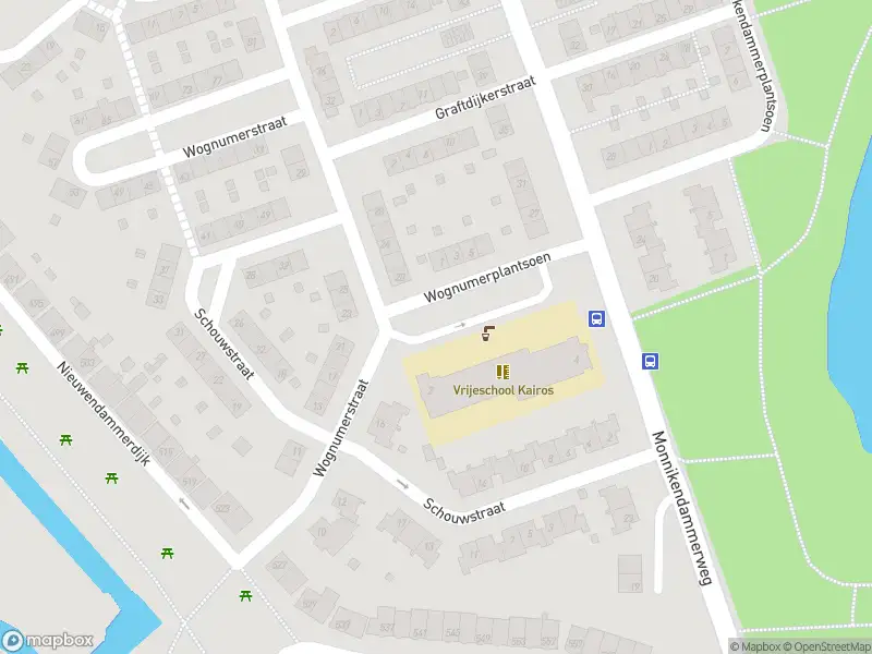 Ambulance met grote spoed naar de Wognumerplantsoen in Amsterdam