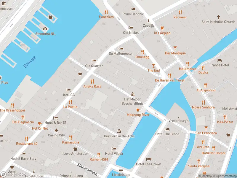 Ambulance met grote spoed naar de Oudezijds Armsteeg in Amsterdam