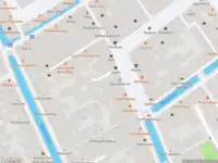 Ambulance met grote spoed naar de Beestenmarkt in Delft