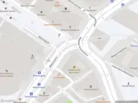 Ambulance met gepaste spoed naar de Waterlooplein in Amsterdam