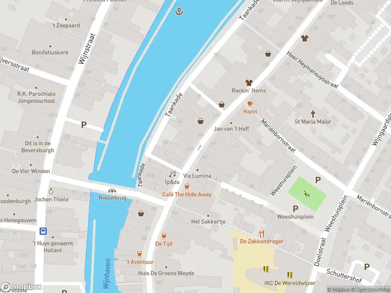 Ambulance met gepaste spoed naar de Voorstraat in Dordrecht