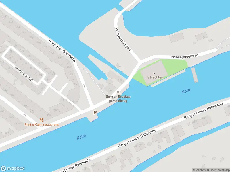 Ambulance met grote spoed naar de Bergse Rechter Rottekade in Rotterdam