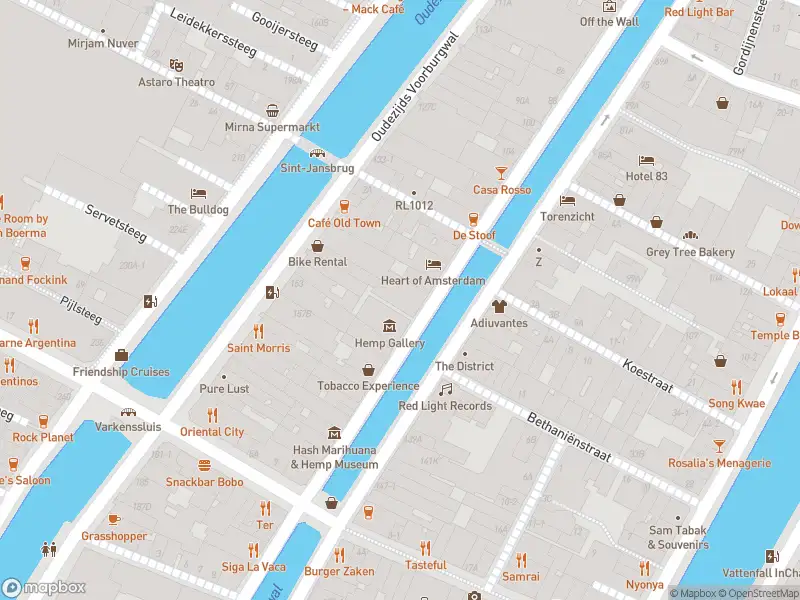 Ambulance met grote spoed naar de Zeedijk in Amsterdam