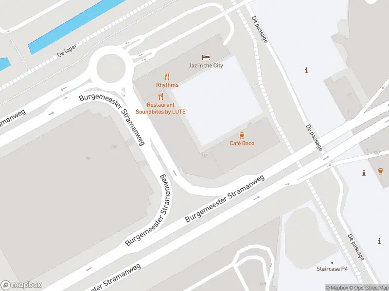 Ambulance met grote spoed naar de De passage in Amsterdam