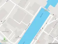 Ambulance met grote spoed naar de Govert van Wijnkade in Maassluis