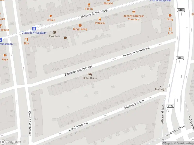 Ambulance met gepaste spoed naar de Zwaerdecroonstraat in Rotterdam