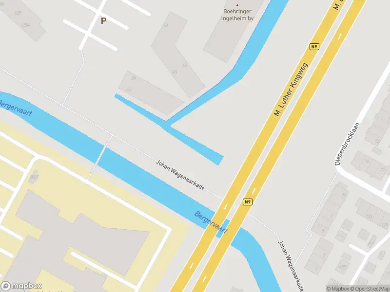 Ambulance met grote spoed naar de Nicolaas Beetskade in Alkmaar