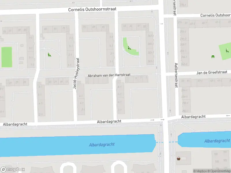 Ambulance met grote spoed naar de Vredeman de Vriesstraat in Amsterdam