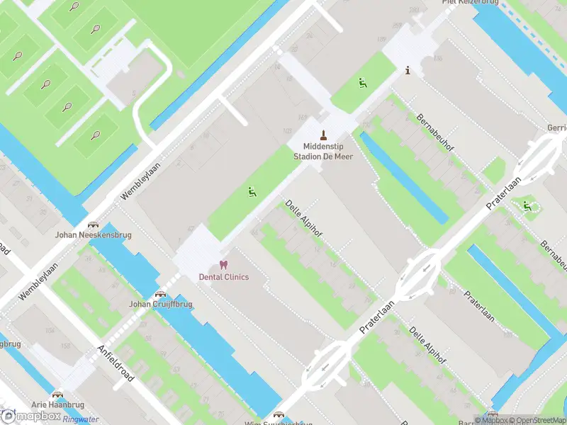 Ambulance met grote spoed naar de Delle Alpihof in Amsterdam