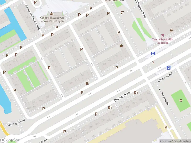 Ambulance met grote spoed naar de M. Berdenis van Berlekomstraat in Amsterdam