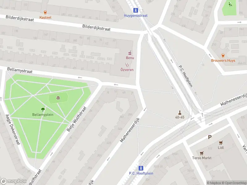 Ambulance met gepaste spoed naar de Bellamystraat in Rotterdam