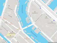 Ambulance met grote spoed naar de Kromme Waal in Amsterdam