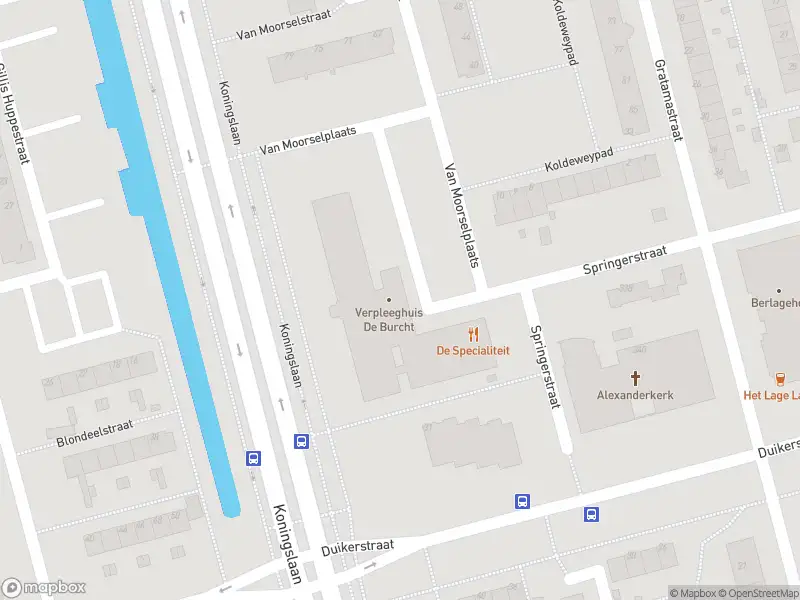 Ambulance met grote spoed naar de Van Moorselplaats in Rotterdam