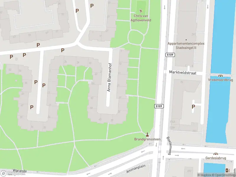 Ambulance met grote spoed naar de Anna Blamanhof in Rotterdam