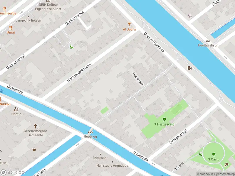 Ambulance met grote spoed naar de Oranje Plantage in Delft