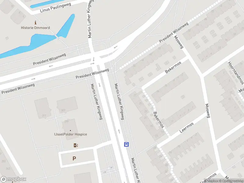 Ambulance met grote spoed naar de Martin Luther Kingweg in Rotterdam