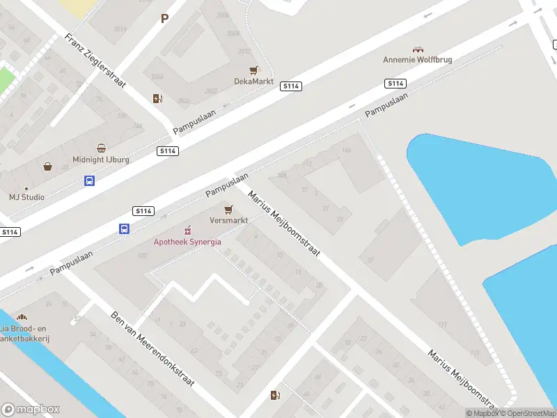 Ambulance met gepaste spoed naar de Marius Meijboomstraat in Amsterdam