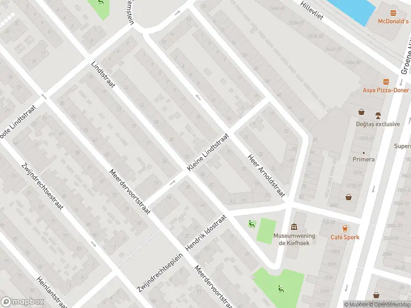 Ambulance met grote spoed naar de Kleine Lindtstraat in Rotterdam