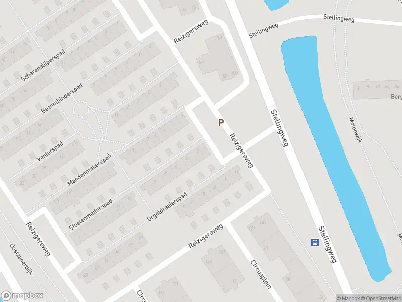 Ambulance met grote spoed naar de Stoelenmatterspad in Amsterdam