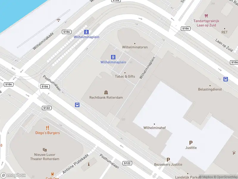 Ambulance met grote spoed naar de Wilhelminaplein in Rotterdam