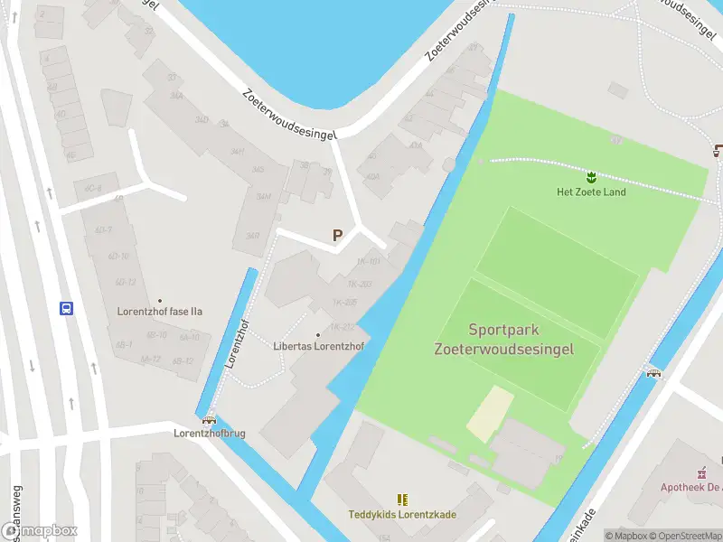 Ambulance met grote spoed naar de Lorentzhof in Leiden