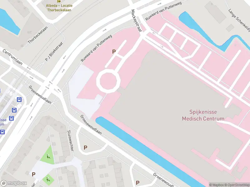 Ambulance met grote spoed naar de Ruwaard van Puttenweg in Spijkenisse