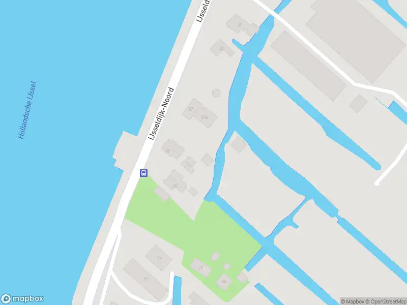 Ambulance met grote spoed naar de IJsseldijk-Noord in Ouderkerk aan den IJssel