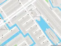 Ambulance met grote spoed naar de Hof van Smaragd in Delft